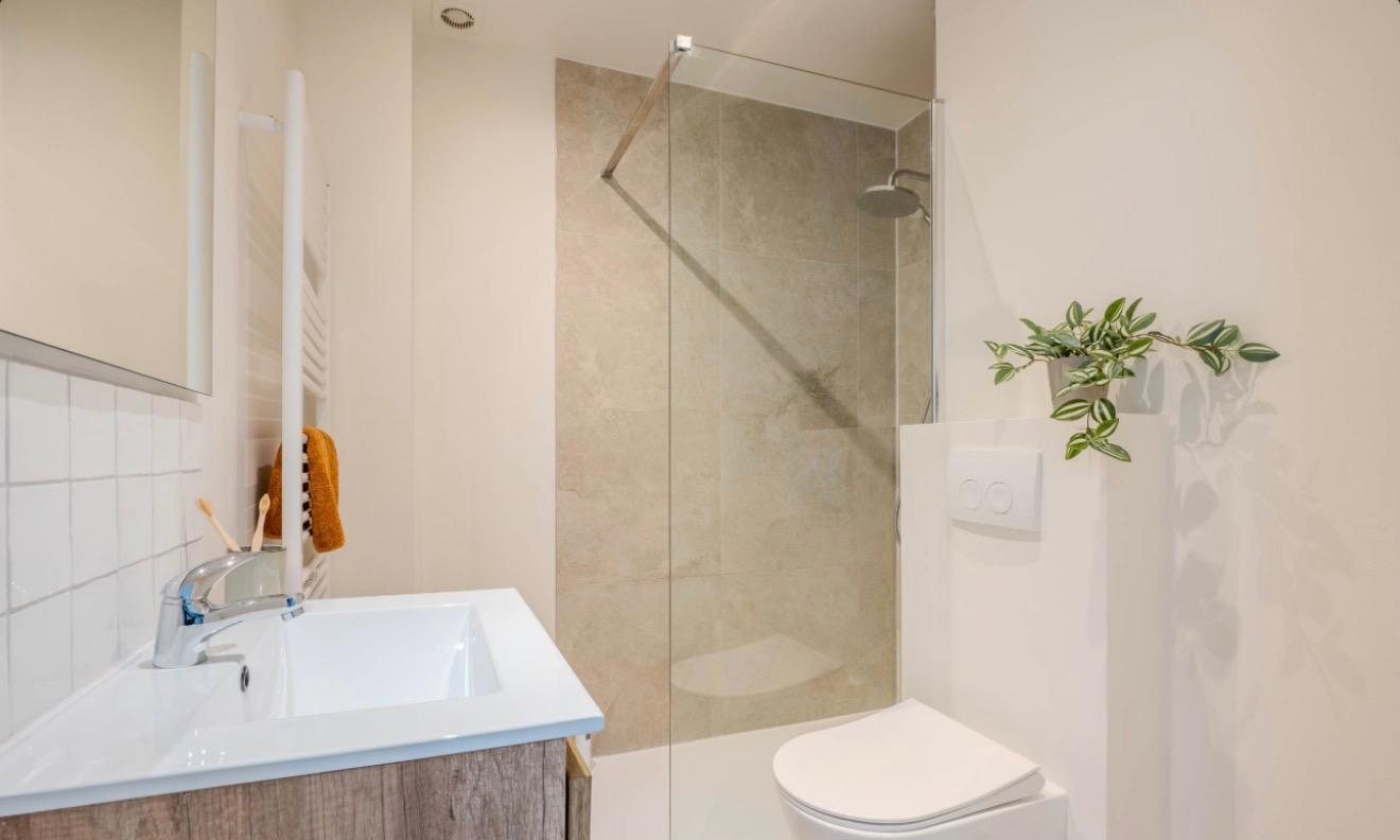 Afgewerkte badkamer met inloopdouche en hangtoilet
