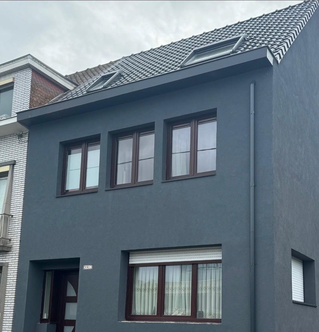 Rijwoning met nieuwe gevel in antraciet crepi en dakvlakramen