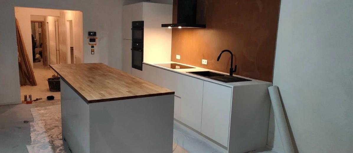 Nieuwe witte keuken met kookeiland in eik