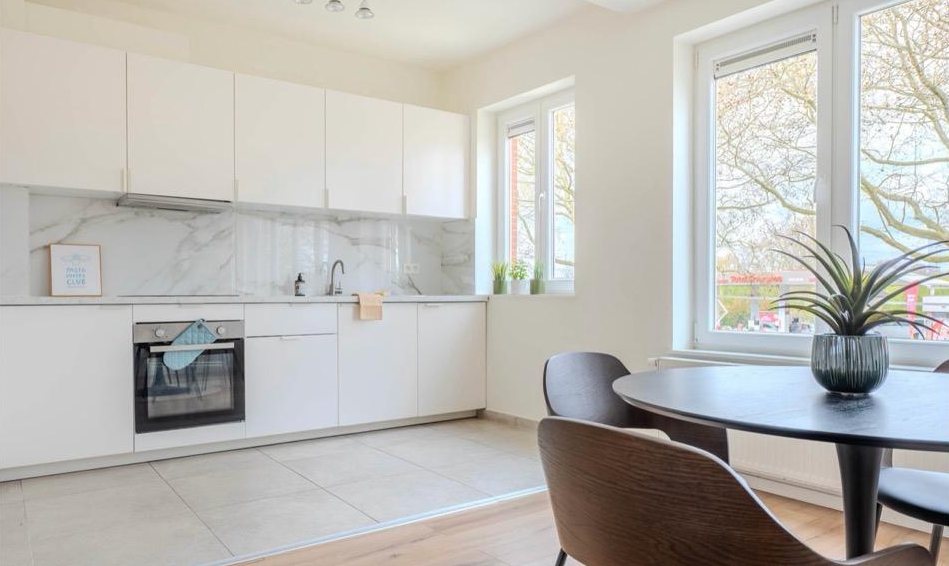 Witte keuken met marmerlook achterwand