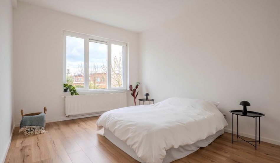Slaapkamer. Strak geschilderde wanden en een nieuwe laminaatvloer