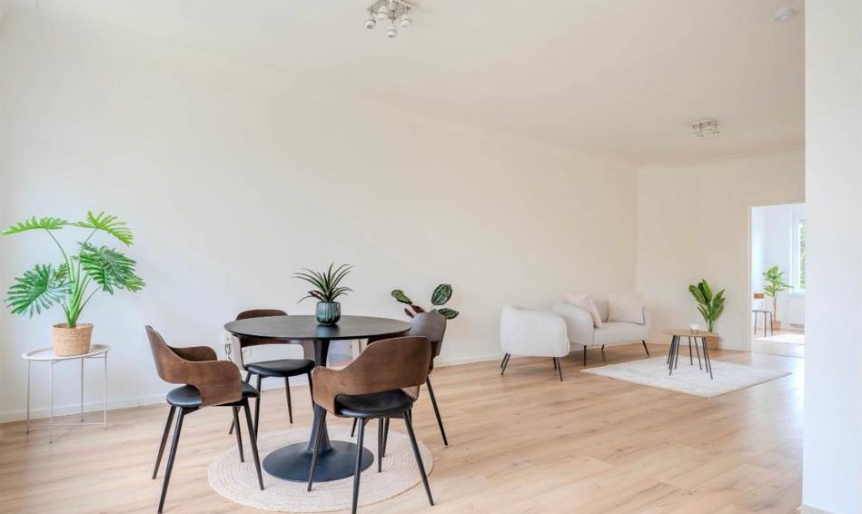 Lichte gerenoveerde woonkamer met eethoek en nieuwe houten vloer